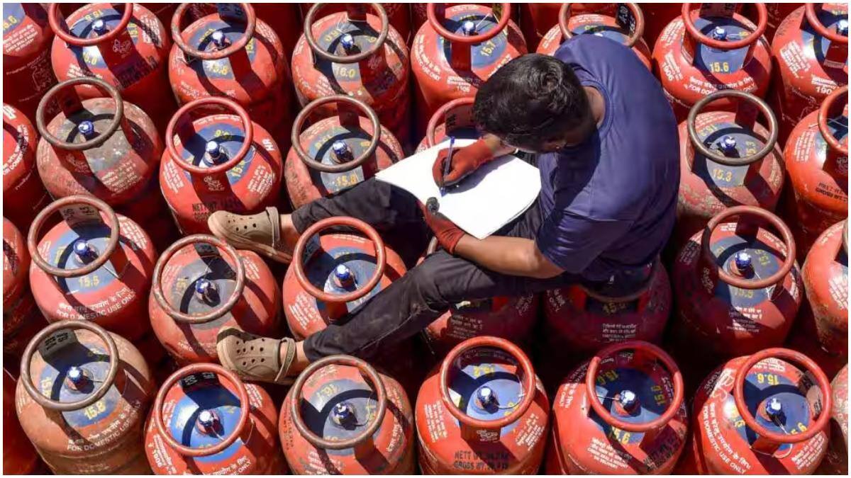 LPG Gas Booking : గ్యాస్ సిలిండర్ బుక్ చేయాలా? HP, Indane, Bharat గ్యాస్ వినియోగదారులు WhatsApp, SMS, కాల్ ద్వారా ఇలా బుక్ చేయండి