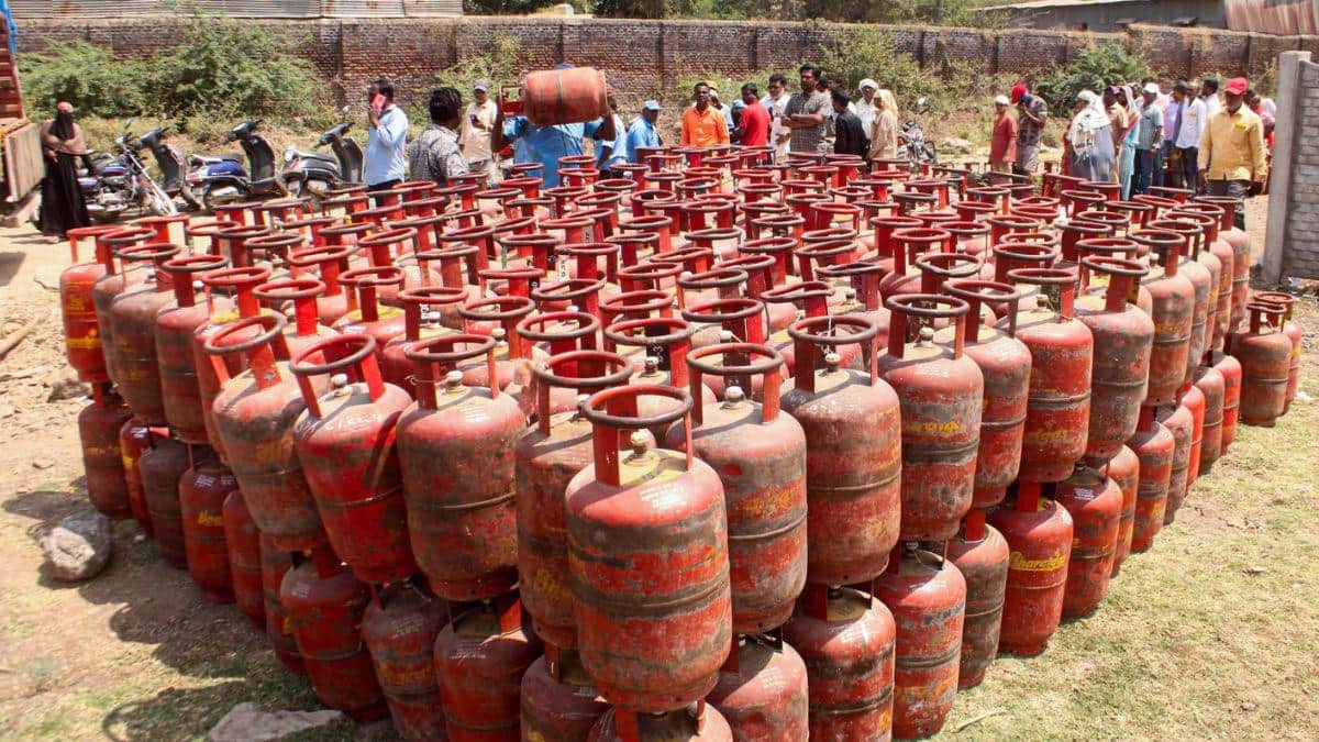 LPG Cylinder Booking: கேஸ் சிலிண்டர் புக்கிங்கில் திடீர் மாற்றம்.. கடுப்பாகும் மக்கள்.. இதுக்கு தீர்வே இல்லையா?