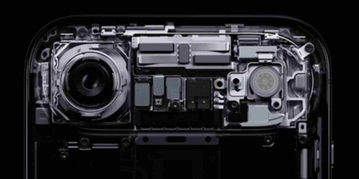 परफॉर्मेंस के लिए इस फोन में Apple का शक्तिशाली A19 Pro प्रोसेसर दिया गया है, जो मल्टीटास्किंग और हाई-एंड ऐप्स को आसानी से संभाल सकता है. सॉफ्टवेयर की बात करें तो यह स्मार्टफोन iOS 26 पर चलता है जिसमें कई नए फीचर और बेहतर सुरक्षा विकल्प मिलते हैं.
