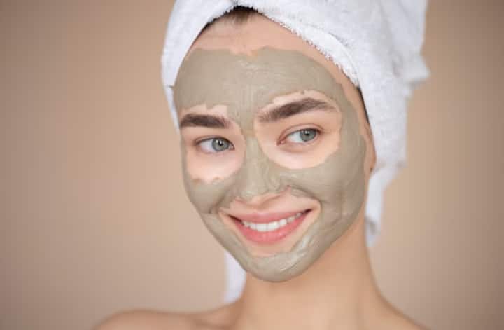 મુલતાની માટી ત્વચા માટે ફાયદાકારક છે. તે મોટાભાગના લોકોની ત્વચા સંભાળની દિનચર્યાનો એક ભાગ છે. તેને લગાવવાથી ઓઇલી સ્કિન દૂર થાય છે. તેને ગમે ત્યારે ચહેરા પર લગાવી શકાય છે.