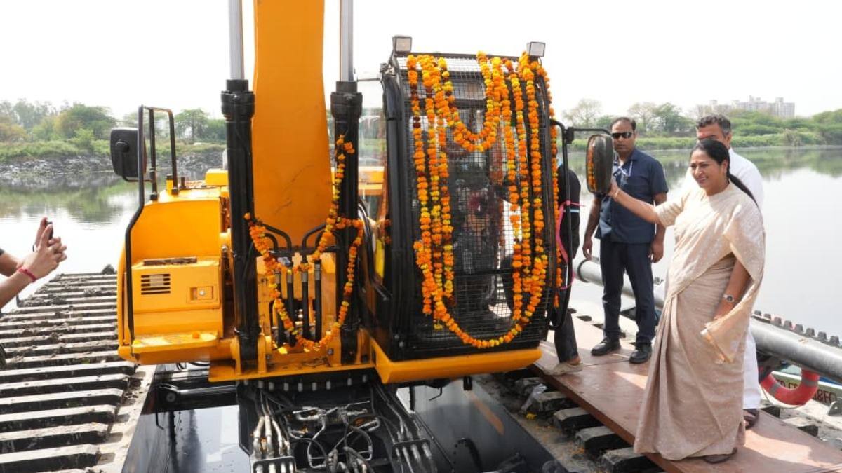 मानसून से पहले दिल्ली की तैयारी! CM रेखा ने नजफगढ़ ड्रेन की सफाई के लिए 'एम्फीबियस मशीनों' को दिखाई हरी झंडी