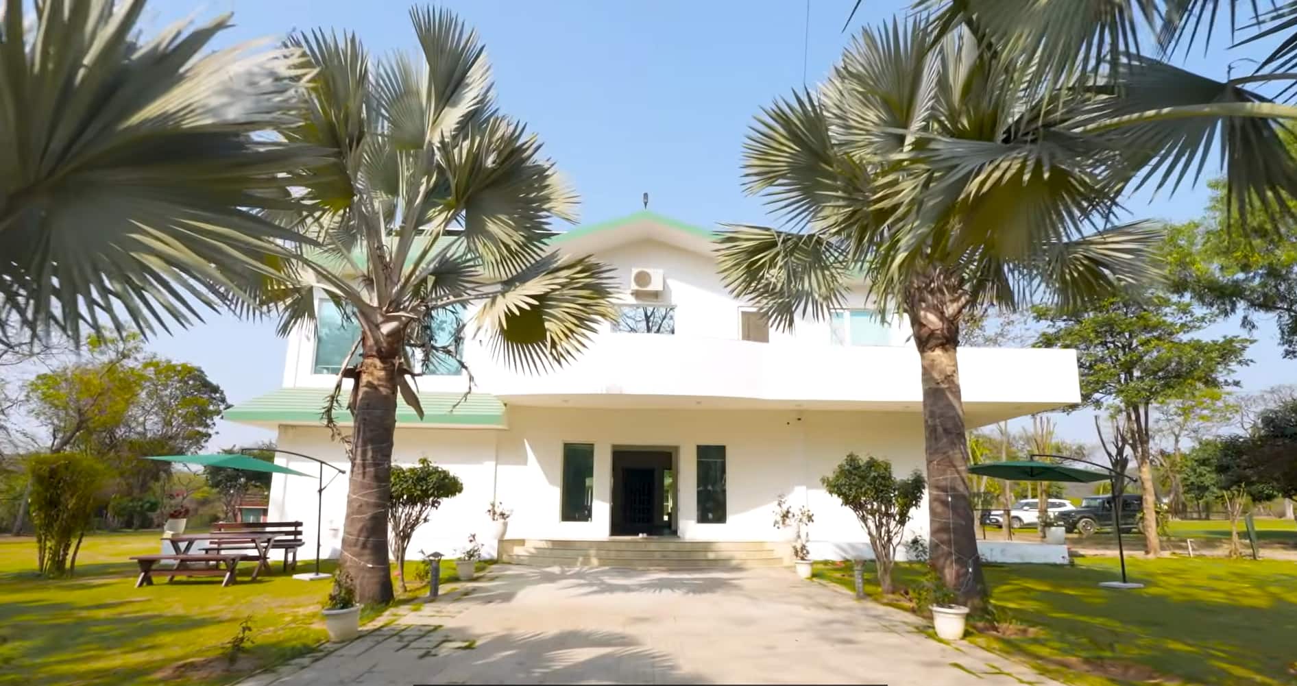 Inside Mika Singh Farmhouse: 100 एकड़ में फैला है मीका सिंह का लग्जरी फार्महाउस, गुरुद्वारा-मंदिर से लेकर हेलीपैड तक सब मौजूद