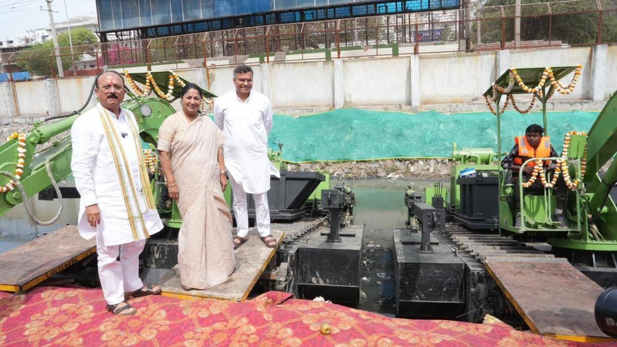 जलभराव से मिलेगी निजात, CM रेखा गुप्ता बोलीं, 'मिशन मोड में नालों की सफाई का काम'