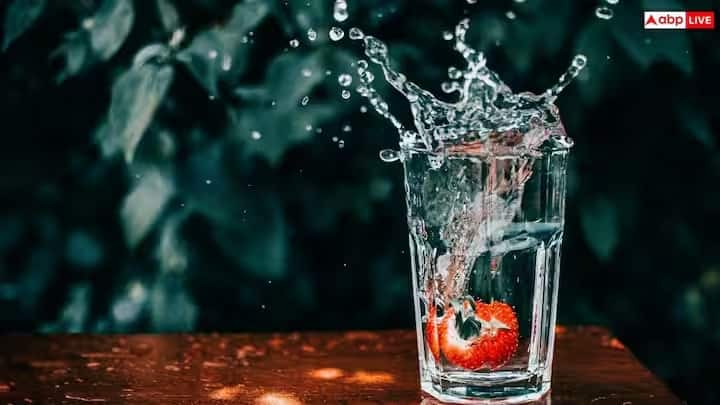 గల్ఫ్ కోఆపరేషన్ కౌన్సిల్ దేశాల్లో కువైట్ నీటి ధరలో అగ్రస్థానంలో ఉంటుంది. సాధారణ తాగునీటి 1.5 లీటర్ల సీసా ధర సుమారు 0.14 కువైటీ దినార్. ఇది దాదాపు 38 నుంచి 40 రూపాయలు ఉంటుంది. అయితే కొన్ని దిగుమతి చేసుకున్న లేదా ప్రీమియం బ్రాండ్ల సీసాలు లీటరుకు 125 వరకు ఉండవచ్చు.