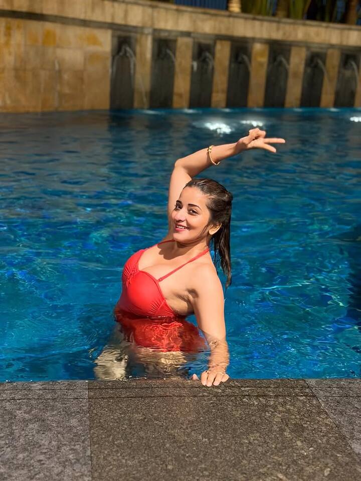 મોનોકિનીમાં મોનાલિસાએ પાણીમાં આગ લગાવી છે. ફેન્સ તેના ગ્લેમરસ લૂકના વખાણ કરી રહ્યા છે. અભિનેત્રીએ પોતાના ઈન્સ્ટાગ્રામ પર આ  નવા લૂકની તસવીરો શેર કરી છે.