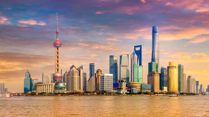 इसमें मिस्र (इजिप्ट) जैसे देश भी शामिल हैं जो अफ्रीका महाद्वीप में हैं, लेकिन अरबी संस्कृति के कारण अरब जगत का हिस्सा माने जाते हैं. इस तरह मिडल ईस्ट एक बड़ा राजनीतिक नाम है, जबकि खाड़ी और अरब देश उसके भीतर की सांस्कृतिक और भौगोलिक उप-श्रेणियां हैं.