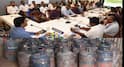 மதுரை: LPG சிலிண்டர் விநியோகம் தடையின்றி கிடைக்க அதிரடி உத்தரவு - மாற்று ஏற்பாடு குறித்தும் தெரிவிக்கப்பட்டுள்ளது !