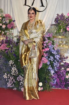 मांग टीका, झुमके, हीरों का हार, सूरज बड़जात्या की बेटी के रिसेप्शन में दुल्हन की तरह सजी-धजी पहुंचीं रेखा, 71 की उम्र में भी लगीं बला की खूबसूरत