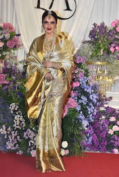 मांग टीका, झुमके, हीरों का हार, सूरज बड़जात्या की बेटी के रिसेप्शन में दुल्हन की तरह सजी-धजी पहुंचीं रेखा, 71 की उम्र में भी लगीं बला की खूबसूरत