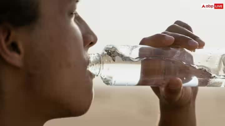 ఈ దేశాల్లో నీటి ధర ఎక్కువగా ఉండటానికి ప్రధాన కారణం డీశాలినేషన్ ప్రక్రియ. ఈ దేశాల్లో నదులు, సరస్సుల వంటి మంచినీటి సహజ వనరులు పరిమితంగా ఉండడమే దీనికి కారణం. ఫలితంగా వారు సముద్రపు నీటిని తాగునీరుగా మార్చడంపై ఎక్కువగా ఆధారపడతారు. ఈ ప్రక్రియకు అధునాతన సాంకేతికత, గణనీయమైన శక్తి వినియోగం అవసరం. ఇది వినియోగదారులకు అందించే నీటి తుది ధరను పెంచుతుంది.