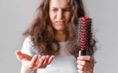 Hair Fall Treatment: આ 5 કારણોથી વાળ વધુ ખરે છે, જાણો હેર ફોલની સારવાર