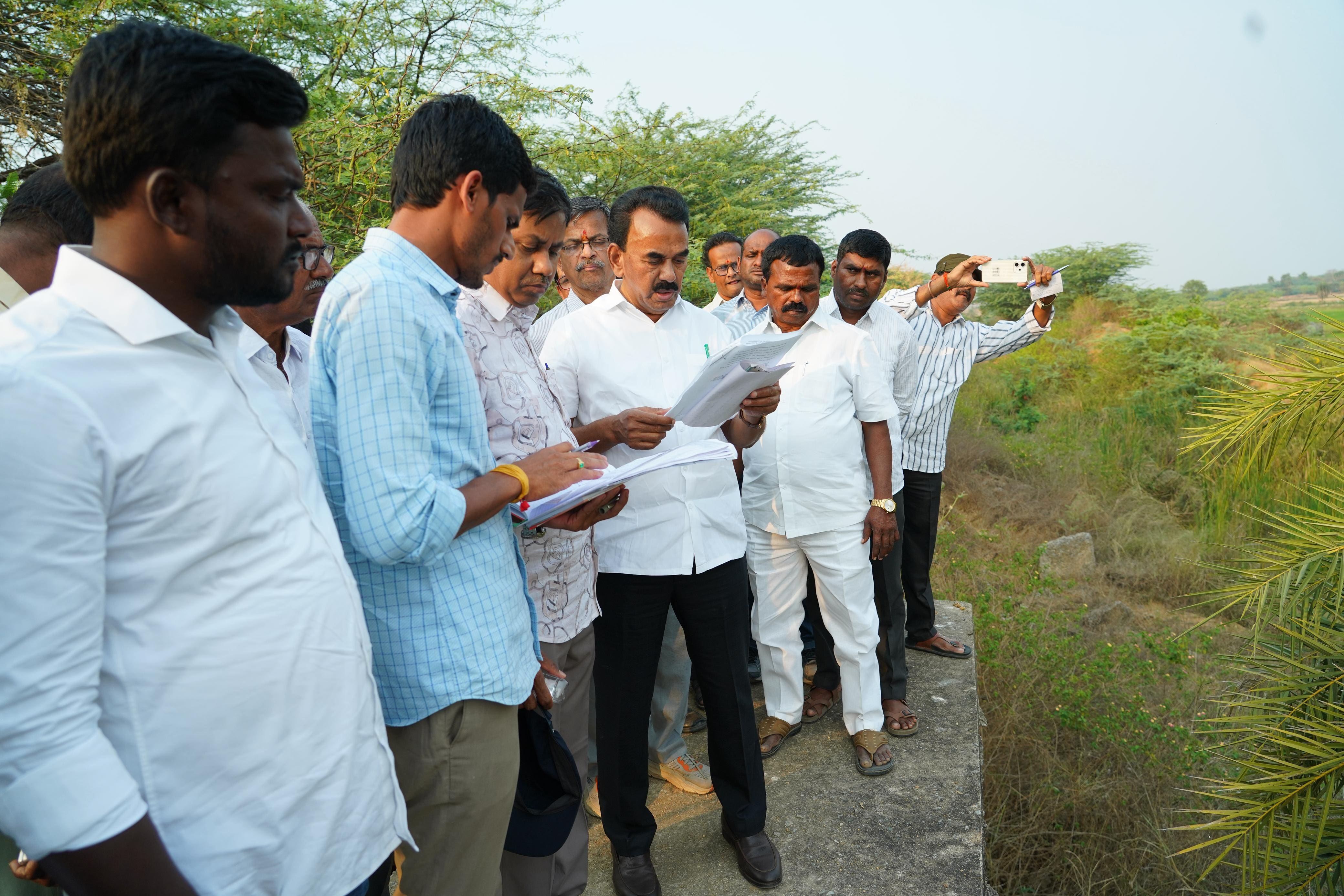 Jupally Krishna Rao: ఆరేళ్లుగా మరమ్మతులు చేయరా? బీమా కాలువను పరిశీలించి, అధికారులపై మంత్రి జూపల్లి ఆగ్రహం