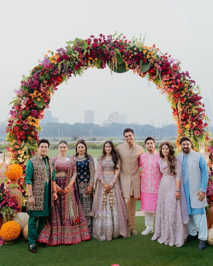 सारा तेंडुलकरनं नुकतंच अर्जूनच्या लग्नापूर्वीच्या समारंभाचे फोटो शेअर केले आहेत. तिनं लग्नापूर्वीच्या विधींमध्ये रंगीबेरंगी लेहेंगा परिधान केला होता. देसी लूकमध्ये सारा खुप सुंदर दिसत होती. साराने आपल्या गुजराती स्टाईल लेहेंग्यातील फोटो सोशल मीडियात शेअर केले आहेत.