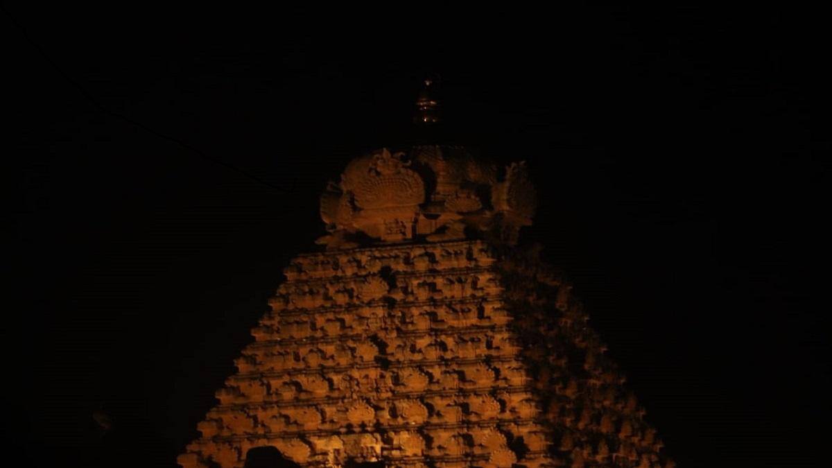 தஞ்சாவூர் பெரிய கோயில் கோபுரத்தில் ஒரு மாதமாக எரியாத விளக்கு: அதிகாரிகளின் கவனத்திற்கு வராதது ஏன்?