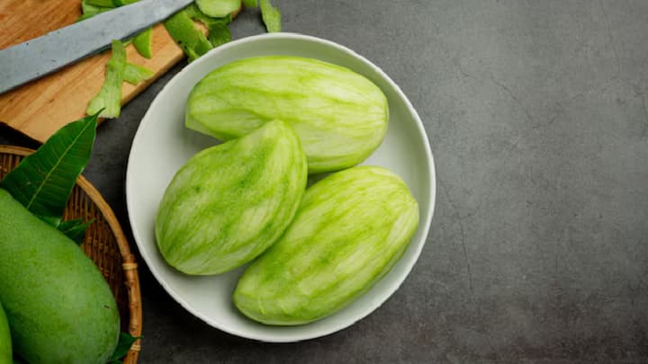 పచ్చి మామిడి శరీరంలో నీటి కొరతను తీర్చడానికి సహాయపడుతుంది. వేడి నుంచి రక్షిస్తుంది. పచ్చి మామిడి రసం తాగడం వల్ల శరీరానికి చల్లదనం లభిస్తుంది. వేడి గాలి తగిలే అవకాశాలు తగ్గుతాయి. ఇది శరీరంలో ఎలక్ట్రోలైట్ల సమతుల్యతను నిర్వహించడానికి సహాయపడుతుంది.