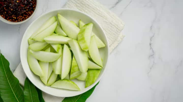 వేసవిలో పచ్చి మామిడి తినడం వల్ల హాని కలుగుతుందని చాలా మంది నమ్ముతారు. కానీ ఇది నిజం కాదు. మితమైన మోతాదులో తీసుకుంటే పచ్చి మామిడి అనేక ఆరోగ్య ప్రయోజనాలను అందిస్తుంది.