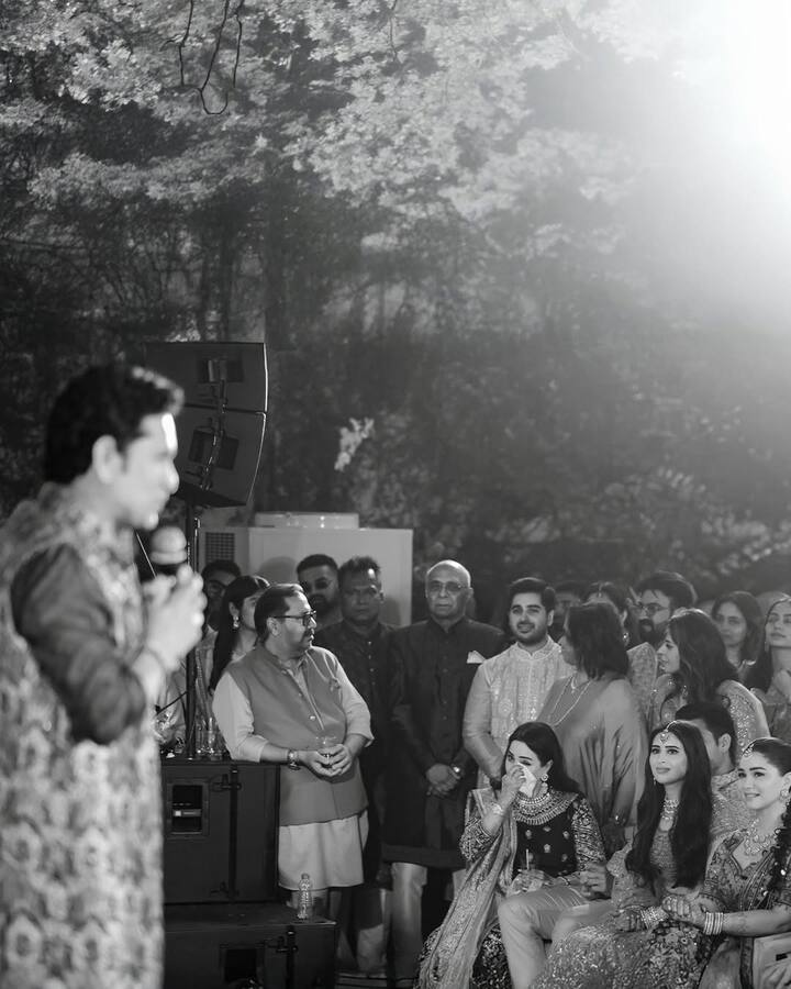 साराने या ड्रेसवर लेअर्ड नेकलेस, चेन इअररिंग्ज घातली होती. तिनं लेहेंग्याला मॅच होतील असे बांगड्या देखील घातले होते.