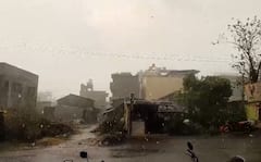 वातावरण फिरलंय... उन्हामुळे कुठं घामाच्या धारा, पण कोल्हापुरात वादळी वारा, पाऊस अन् गारवा