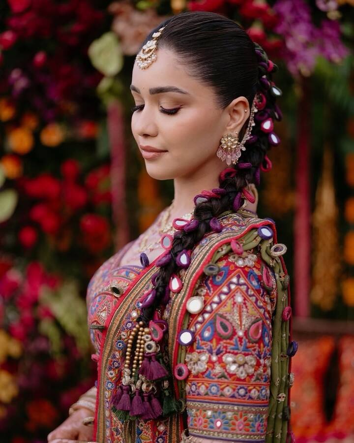 लेहेंग्याच्या लोअर सेक्शनमध्ये एम्ब्रॉयडरी वर्क होते. यामुळे लेहेंग्याला हेवी लूक मिळत होता. रंगीबेरंगी फुलांच्या पॅटर्नला जोडलेले आरसे सुंदर दिसत होते. तसेच लेहेंग्याचा बॉर्डर देखील उठून दिसत होता.