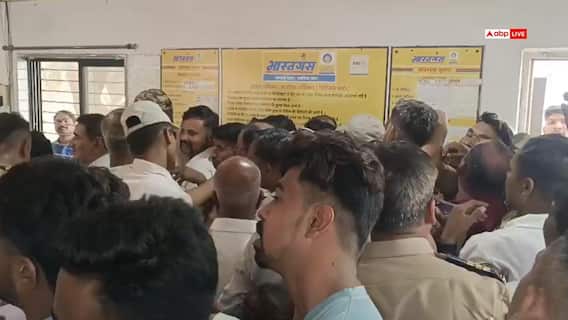 LPG Crisis: देशभर में गैस सिलेंडर को लेकर मारमारी, धुले में जमकर मारपीट, SRPF जवान को लोगों ने पीटा LPG Crisis: देशभर में गैस सिलेंडर को लेकर मारमारी, धुले में जमकर मारपीट, SRPF जवान को लोगों ने पीटा