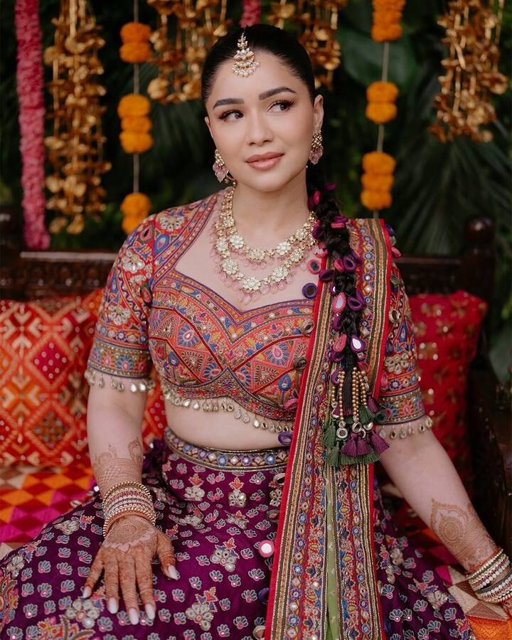 साराने कॉन्ट्रास्ट म्हणून नारंगी रंगाचा ब्लाउज परिधान केला होता. हाफ स्लीव्जवर देखील मिरर वर्क होते. मिरर वर्कसह केलेल्या डिटेलिंगमुळे या ब्लाउजला गुजराती टच मिळत होता.