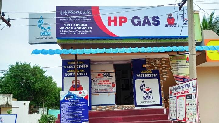 व्हाट्सऐप का इस्तेमाल करने वालों के लिए भी गैस बुक करना बेहद आसान बना दिया गया है. इसके लिए 9222201122 नंबर पर सिर्फ Hi लिखकर भेजना होता है. ध्यान रखने वाली बात यह है कि मैसेज उसी मोबाइल नंबर से भेजें जो गैस कनेक्शन में रजिस्टर्ड है. इसके बाद स्क्रीन पर दिए निर्देशों को फॉलो करके बुकिंग पूरी की जा सकती है.