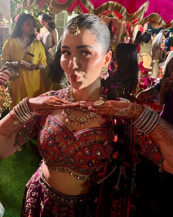 साराने आपल्या भावाच्या संगीत फंक्शनमध्ये अर्पिता मेहता कस्टम मल्टीकलर लेहेंगा परिधान केला होता. मल्टीकलर लेहेंग्यामध्ये सारा सुरेख दिसत होते. तिच्या लेहेंग्यामध्ये निळा, गुलाबी, पिवळा, नारंगी आणि सोनेरी अशा रंगांचा समावेश होता.