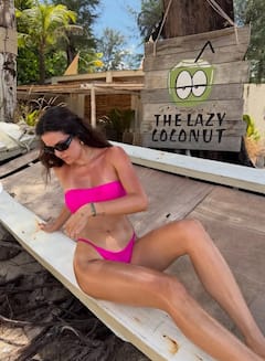 स्ट्रैपलेस पिंक बिकिनी में हार्दिक पंड्या की एक्स वाइफ ने ढाया कहर, समंदर किनारे दिए सिजलिंग पोज