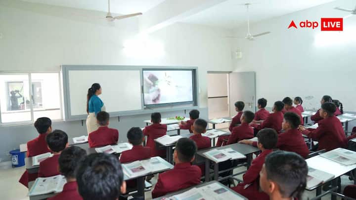 उत्तर प्रदेश के बेसिक शिक्षा निदेशक कार्यालय, लखनऊ ने UP स्पेशल एजुकेटर भर्ती 2026 का नोटिफिकेशन जारी किया है. यह भर्ती सुप्रीम कोर्ट के आदेश के अनुसार शुरू की जा रही है. इस भर्ती के माध्यम से दिव्यांगजन सशक्तिकरण निदेशालय, उत्तर प्रदेश में कुल 58 स्पेशल टीचर्स की भर्ती की जाएगी. यह भर्ती खासतौर पर उन लोगों के लिए है जो पहले से उत्तर प्रदेश के जिलों में अनुबंध या दैनिक वेतन पर काम कर रहे हैं.