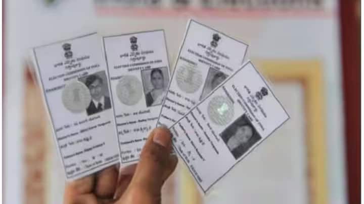 सेहत कार्ड बनवाने के लिए कुछ जरूरी दस्तावेज जमा करने पड़ते हैं. पहचान और निवास के प्रमाण के तौर पर आधार कार्ड देना होता है. इसके साथ वोटर आईडी कार्ड भी मांगा जा सकता है. कई जगहों पर आवेदन करते समय पासपोर्ट साइज फोटो भी जमा करनी पड़ती है. यह दस्तावेज आवेदन प्रक्रिया को पूरा करने के लिए जरूरी होते हैं.
