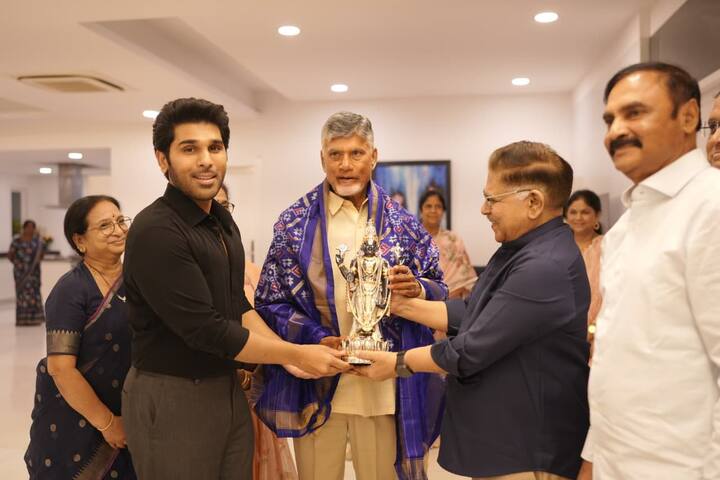 అల్లు అరవింద్ ఇంటికి శనివారం చంద్రబాబు వెళ్లారు. నూతన దంపతులకు శుభాకాంక్షలు చెప్పడంతో పాటు కాసేపు ముచ్చటించారు.