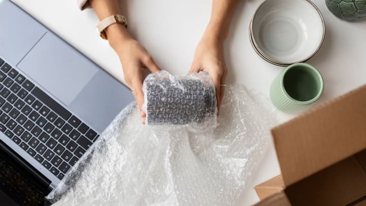 प्रयोग के दौरान मशीन में कुछ ऐसी गड़बड़ हुई कि दोनों प्लास्टिक शीट के बीच में छोटी-छोटी जगहों पर हवा फंस गई. जब वह शीट बाहर निकली, तो वह समतल होने के बजाय छोटे-छोटे हवा से भरे बुलबुलों से भरी हुई थी. वॉलपेपर के नजरिए से यह एक बड़ी गड़बड़ी और फेल प्रोजेक्ट था, क्योंकि कोई भी अपनी दीवार पर बुलबुले वाला प्लास्टिक नहीं लगाना चाहता था.