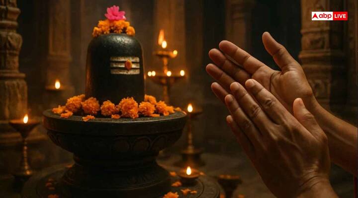 प्रदोष व्रत पर शिवलिंग पर जलाभिषेक करने के बाद तीन बार ताली जरूर बजानी चाहिए. पहली ताली का अर्थ शिवालय में उपस्थिति को दर्शाती है, दूसरी ताली शिवजी का आशीर्वाद पाना होता है और तीसरी ताली बजाने का अर्थ है कि, हम भगवान से दुख-पीड़ा समाप्त करने की विनती करते हैं.