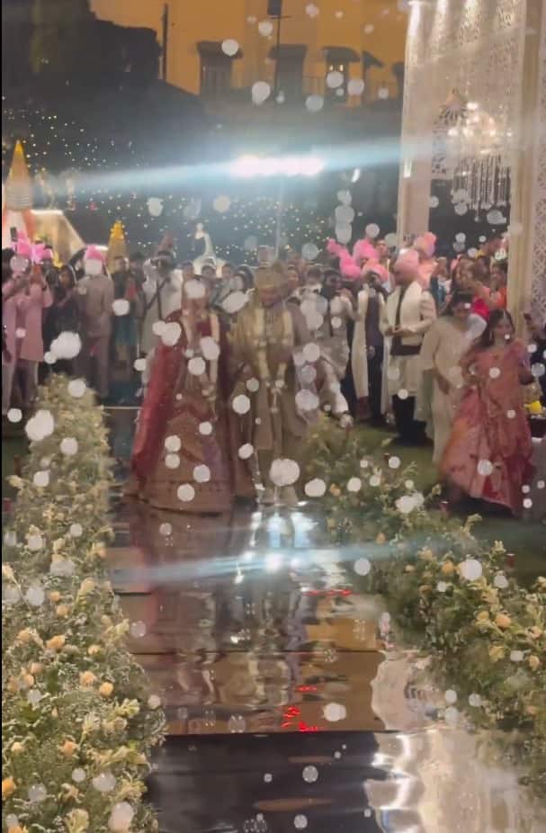 अत्यंत मोजक्या पाहुण्यांच्या उपस्थितीत पार पडलेल्या या शाही विवाहसोहळ्यात कुलदीप आणि वंशिकाची जोडी एखाद्या राजपुत्र आणि राजकुमारीसारखी दिसत होती.