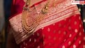 Traditional Indian Sarees: स्टाइलिश और ग्रेसफुल दिखने का सीक्रेट, हर महिला के पास होनी ही चाहिए ये 10 साड़ियां