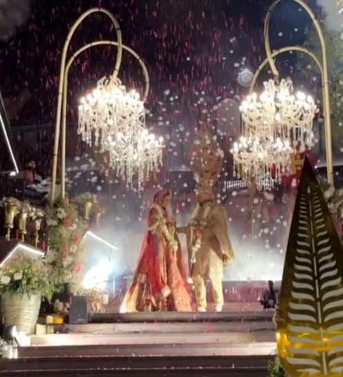 अनेक महिन्यांच्या प्रतीक्षेनंतर 14 मार्च रोजी कुलदीप यादव आपल्या बालमैत्रीण वंशिका चड्ढासोबत लग्नबंधनात अडकला.