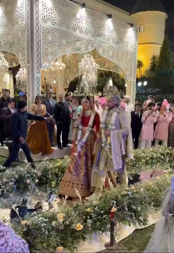 कुलदीप आणि वंशिकाच्या लग्नाचे व्हिडिओ सोशल मीडियावर प्रचंड व्हायरल झाले असून चाहत्यांकडून या जोडीवर प्रेमाचा वर्षाव होत आहे.