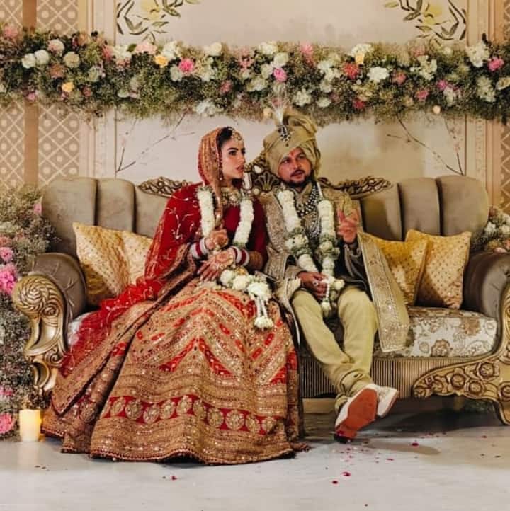 लाल रंगाचा भरजरी लेहंगा, त्यावर साजेसे दागिने आणि चेहऱ्यावरचे ते तेजस्वी हास्य पाहून नेटिझन्स घायाळ झाले आहेत.