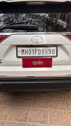 महापौर रितू तावडेंच्या कारवरील लाल-निळे दिवे हटले; विरोधकांच्या टीकेनंतर अधिकाऱ्यांना जाग