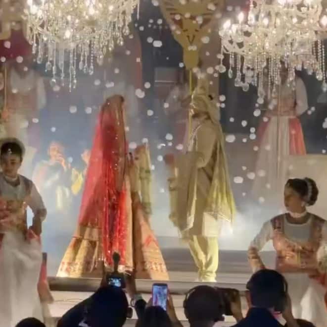 वंशिकाने लग्नात लाल रंगाचा लेहंगा घातला आहे.