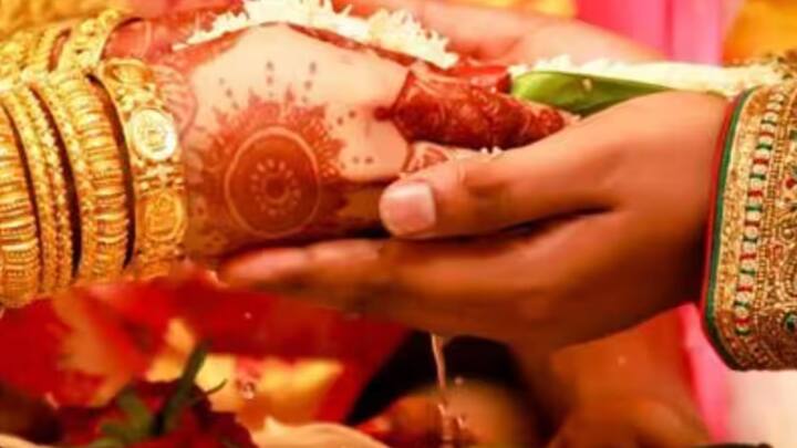 অসুস্থতার কথা জেনে বিয়ে ভেঙে দিয়েছিল কন্যাপক্ষ। সেই সিদ্ধান্ত মেনে নিতে না পেরে ভয়ঙ্কর কাণ্ড ঘটাল HIV আক্রান্ত এক যুবক। ইঞ্জেকশনের মাধ্যমে নিজের রক্ত পাত্রীর শরীরে ঢুকিয়ে দিল।