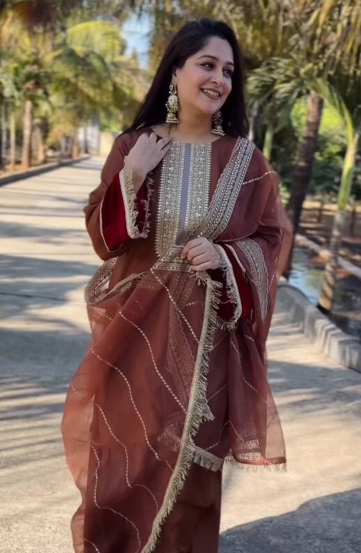 एक्ट्रेस का ये लुक काफी सिंपल और सोबर लग रहा है. ब्राउन कलर का सूट ईद के लिए परफेक्ट है. इसे आप हैवी इयरिंग्स के साथ रिक्रिएट कर सकती है.