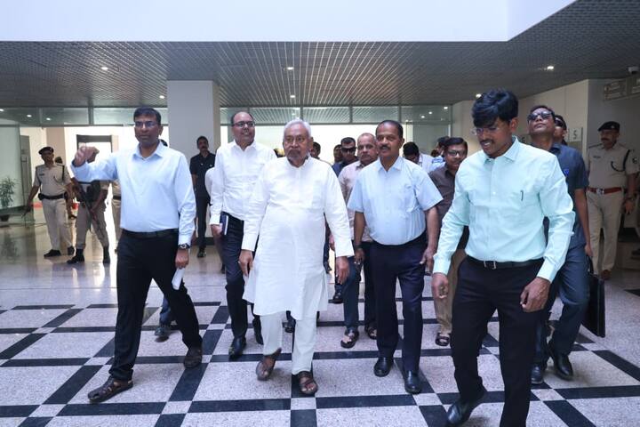 इस दौरान मुख्यमंत्री ने पटना समाहरणालय के विकासात्मक कार्यों का जायजा भी लिया. मुख्यमंत्री ने समाहरणालय भवन के पांचवे तले पर मीटिंग हॉल, उप विकास आयुक्त जिला परिषद कार्यालय, अनुमंडल पदाधिकारी सदर कार्यालय का मुआयना किया. मुख्यमंत्री ने समाहरणालय के सभी तल का भी मुआयना किया.