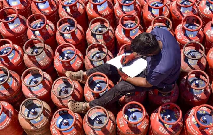 New LPG Connection: અમેરિકા, ઈઝરાયલ અને ઈરાન યુદ્ધના કારણે હાલમાં દેશમાં ગેસ સંકટ છે. જો તમે નવું LPG કનેક્શન  (New LPG Gas Connection) લેવાનું વિચારી રહ્યા છો તો આ સમાચાર તમારા માટે મહત્વપૂર્ણ છે. દરેક પરિવાર ગેસ કનેક્શન ઇચ્છે છે. આનાથી તેઓ બજારમાં વેચાતા વધુ કિંમતના સિલિન્ડર ખરીદવાથી બચી શકશે અને પાંચ કિલોગ્રામના સિલિન્ડરને વારંવાર રિફિલ કરવાની ઝંઝટમાંથી મુક્તિ મળશે જે ફક્ત એક અઠવાડિયા સુધી ચાલે છે.