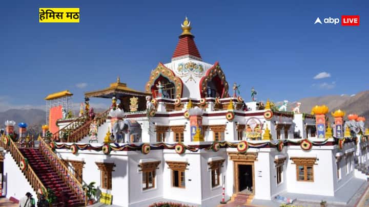 लद्दाख के ऊबड़-खाबड़ पहाड़ों में स्थित हेमिस मठ भारत के सबसे बड़े और चर्चित बौद्ध मठों में से एक है. राजा सेंगे नामग्याल के शासनकाल में 1672 में स्थापित यह मठ तिब्बती बौद्ध धर्म की द्रुकपा परंपरा से जुड़ा हुआ है.