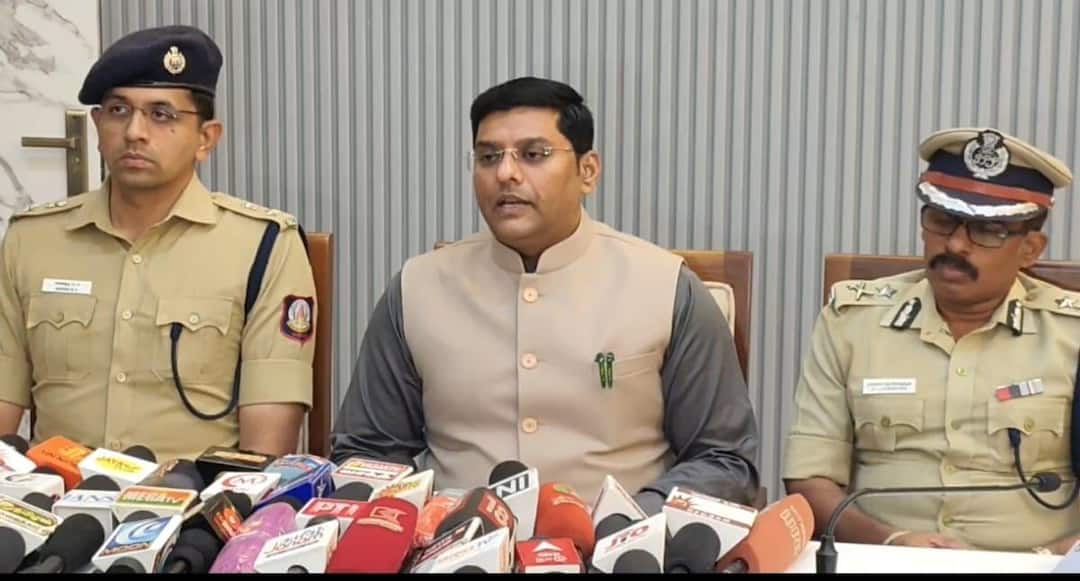 பொதுமக்கள் ரூ.50,000-க்கு மேல் பணம் எடுத்துச் செல்வதை தவிர்க்க வேண்டும் மதுரை மாவட்ட ஆட்சித் தலைவர் வேண்டுகோள் !