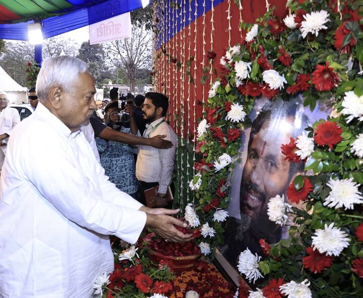 सीएम नीतीश कुमार के केंद्र की राजनीति में जाने की चर्चाओं पर चिराग ने उन्हें शुभकामनाएं दीं और कहा कि उनके विशाल अनुभव का लाभ बिहार और बिहारियों को हमेशा मिलता रहेगा