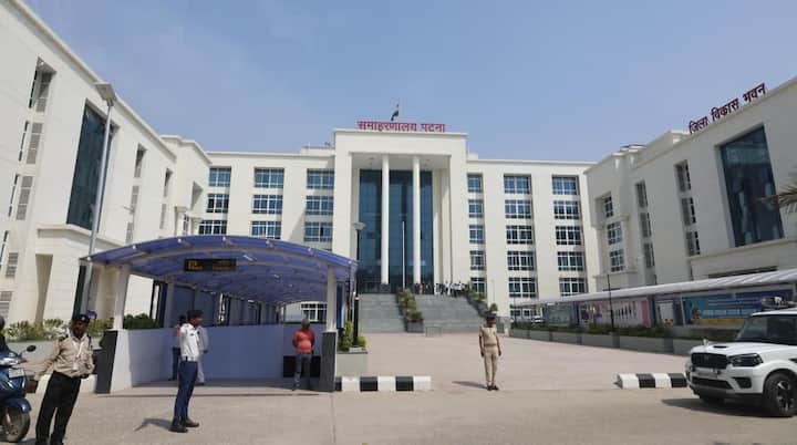 बिहार की पांच राज्यसभा सीटों के लिए आज (सोमवार) एक तरफ जहां वोटिंग हो रही है तो दूसरी ओर मुख्यमंत्री नीतीश कुमार अपने काम में लगे हैं. इस चुनाव में वो भी जेडीयू से उम्मीदवार हैं.