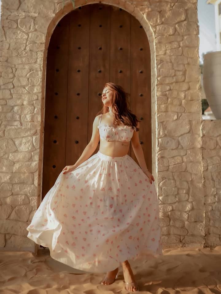 સ્ટાઈલિશ વ્હાઈટ આઉટફિટમાં અવનીત કૌરે કેમેરાની સામે ગ્લેમરસ પોઝ આપ્યા છે. ફેન્સ પણ અભિનેત્રીના બોલ્ડ અંદાજ પર ફિદા થયા છે.