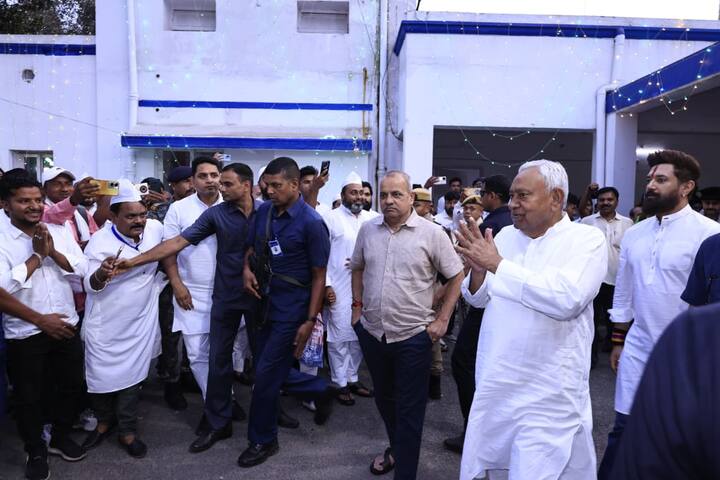 चिराग ने विपक्ष की एकजुटता पर तंज कसते हुए कहा कि जब राजद अपने ही विधायकों को एक साथ नहीं रख पा रहा है, तो वे राज्यसभा चुनाव में जीत का दावा कैसे कर सकते हैं.